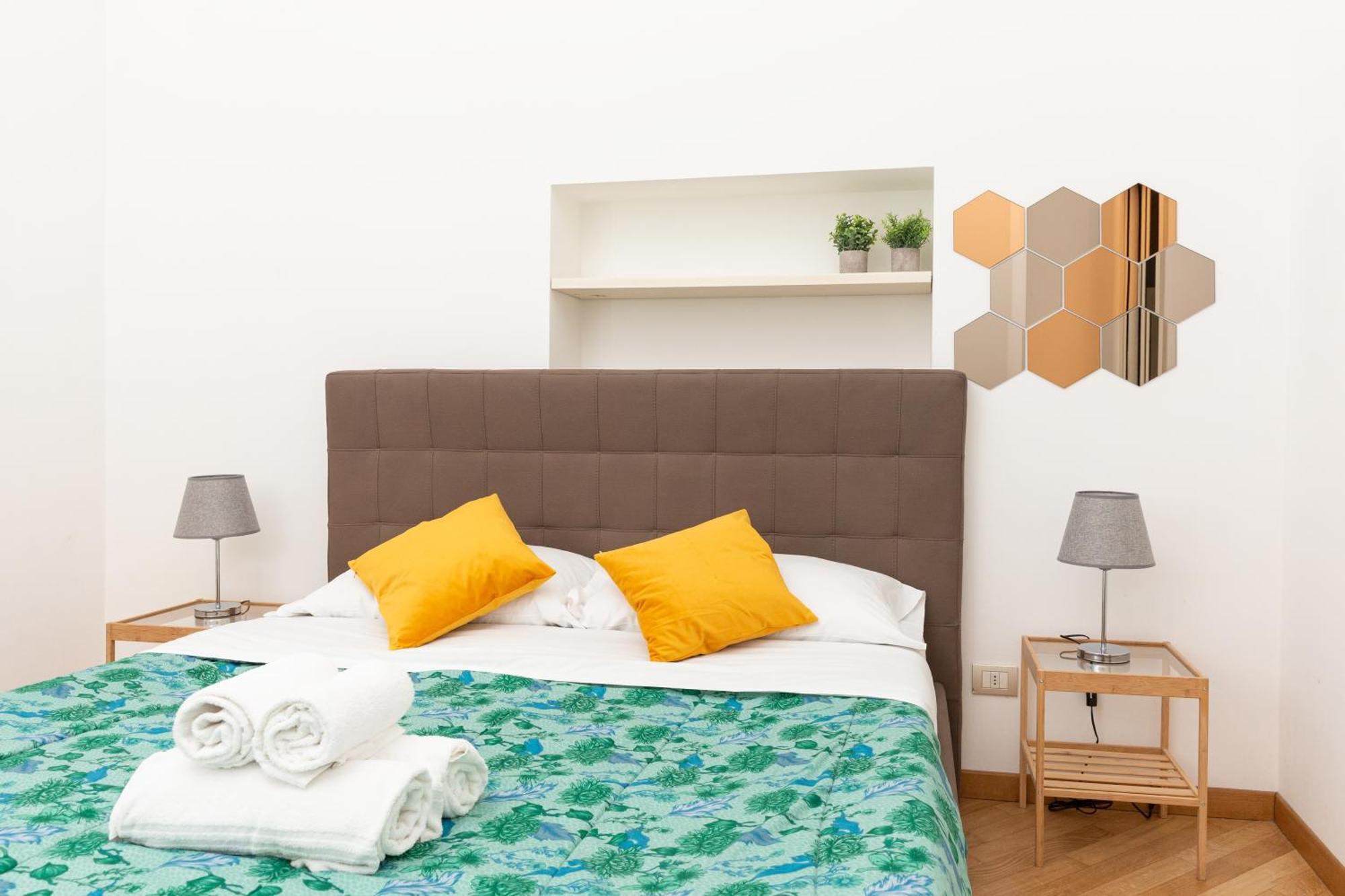Free Parking Exclusive Apartment Magritte Style Milan Bagian luar foto