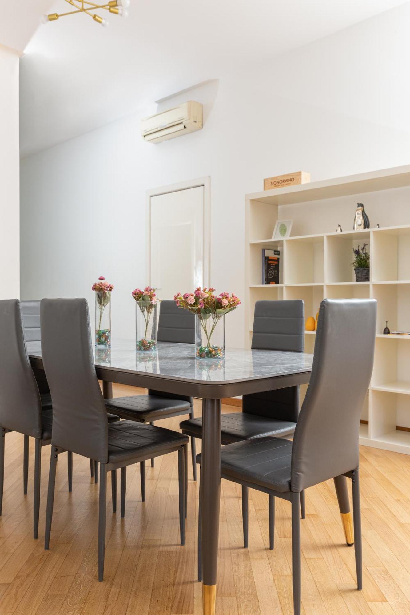 Free Parking Exclusive Apartment Magritte Style Milan Bagian luar foto