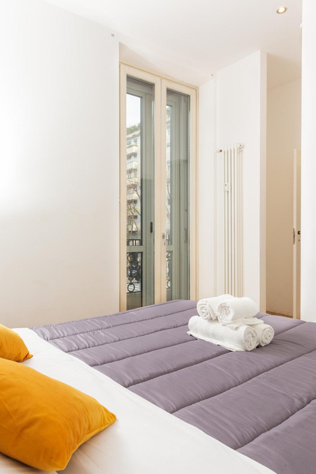 Free Parking Exclusive Apartment Magritte Style Milan Bagian luar foto